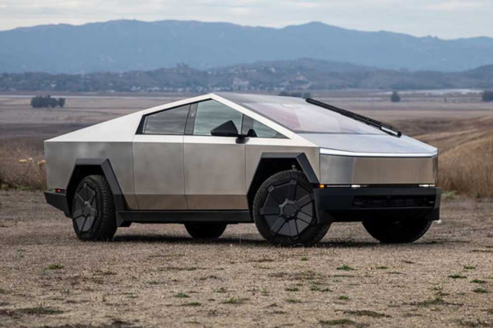 Tesla enfrenta un nuevo desafío: retiro masivo de Cybertrucks por riesgo de desprendimiento de paneles.